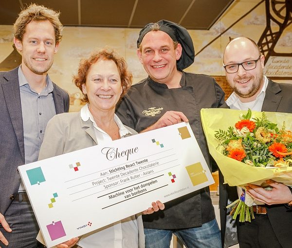 Een dompelmachine voor de Twente Decadente Chocolaterie